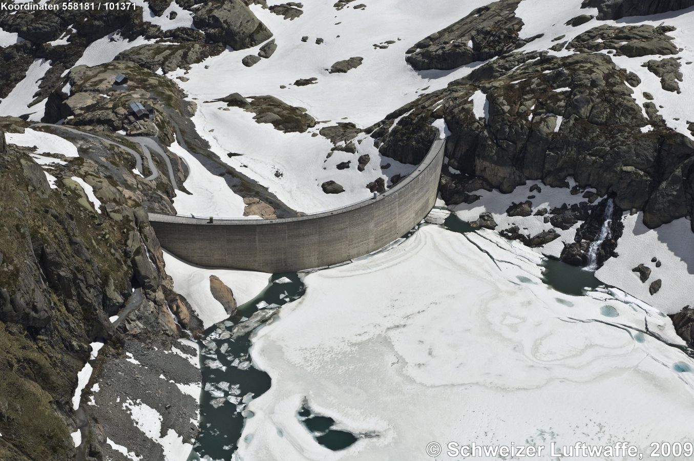 Lac du Vieux Emosson (Nant de Drance); Eisschollen auf dem tiefen Seespiegel